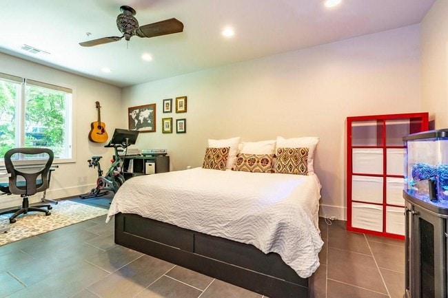 Building Photo - 206 E Live Oak St