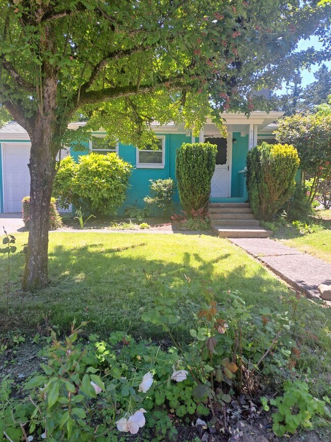 Primary Photo - Cozy Home - Updated 2 bedroom with 2 car g...