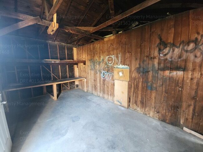Building Photo - Move in ready. 3 bedrooms/ 1.5 bath, yard,...