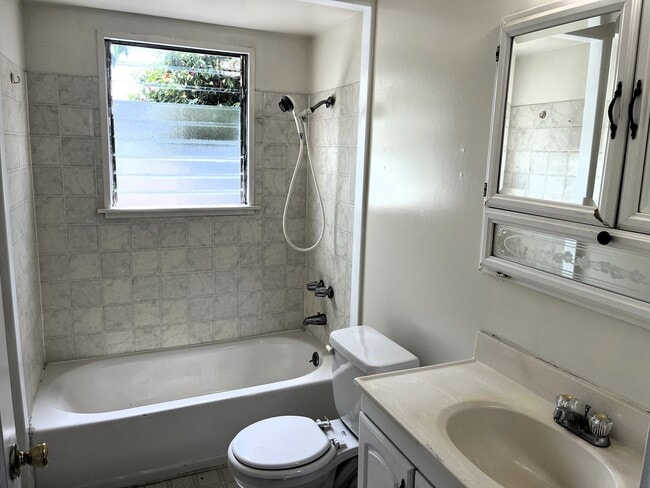 Building Photo - Pet-friendly home with hardwood floors and...