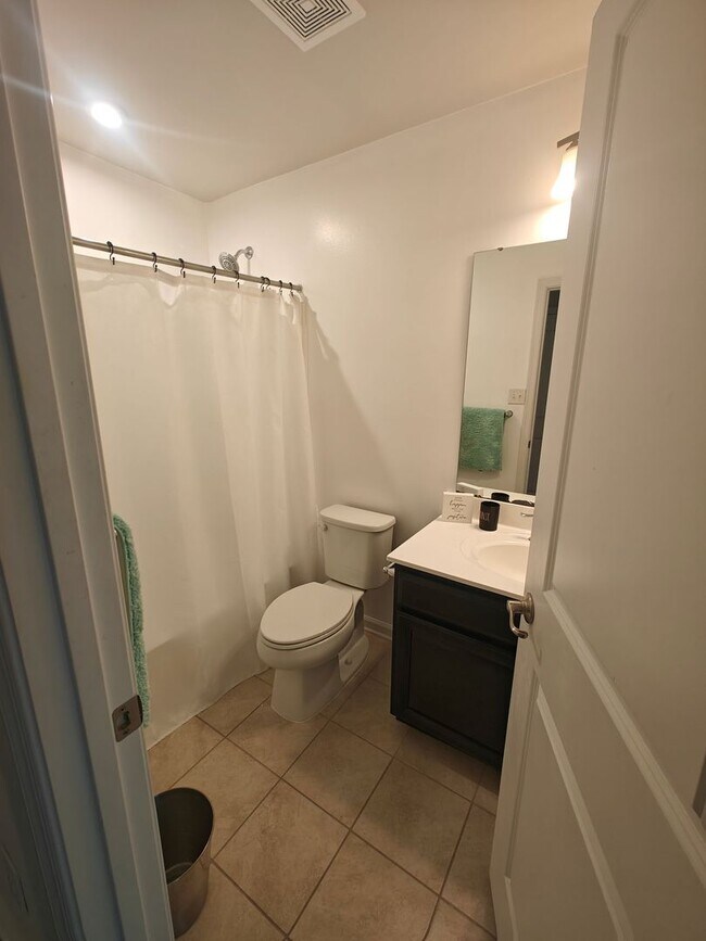 Building Photo - 3 bedroom townhome