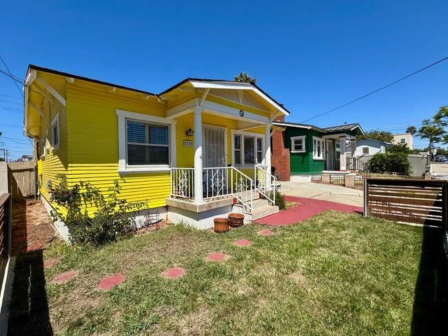 Building Photo - Charming Upgraded 2 Bedroom Cottage w/Cent...