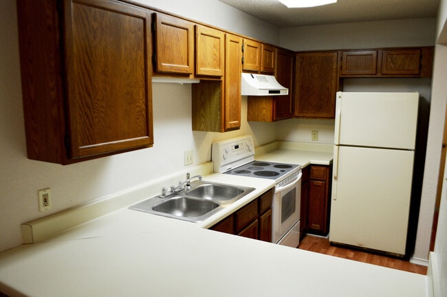 Building Photo - 2-Bedroom Duplex with Private Yard Near Shopping & Dining