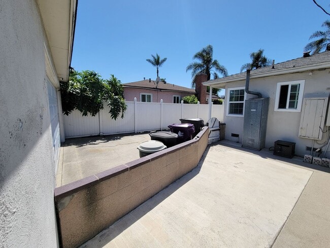 Building Photo - Great Single Family Home in West Long Beach