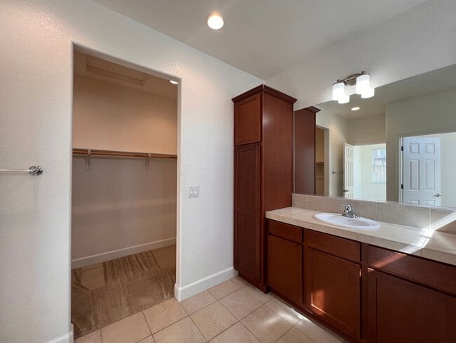 Building Photo - Large 4 bedroom home located in Green Vall...