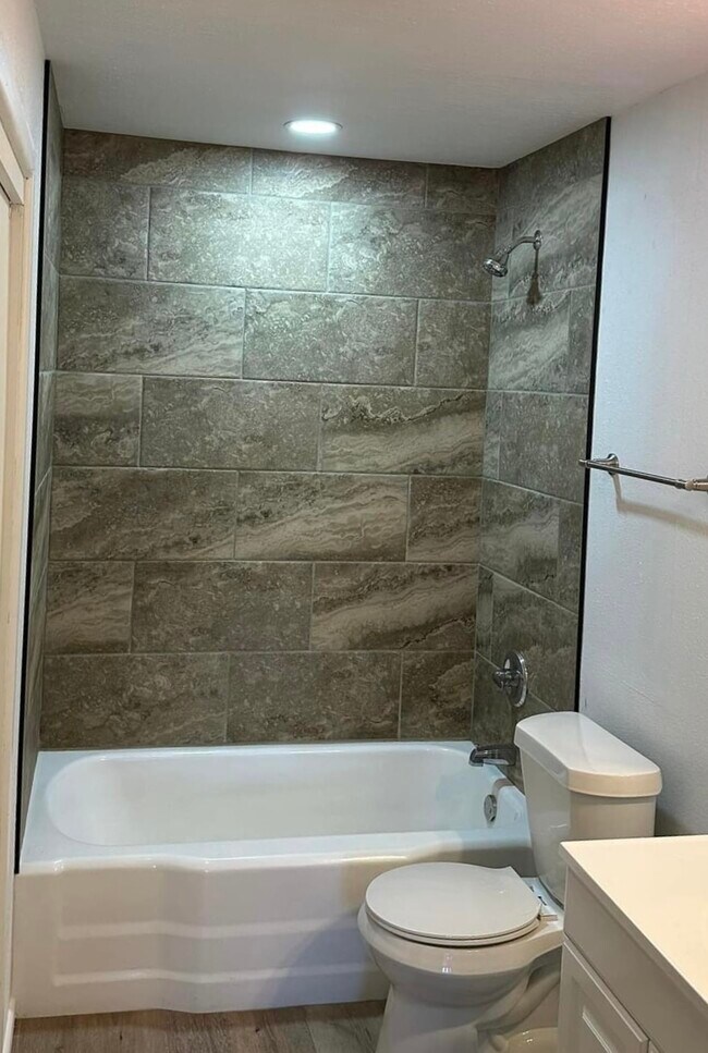 Building Photo - 313 Hunt Dr
