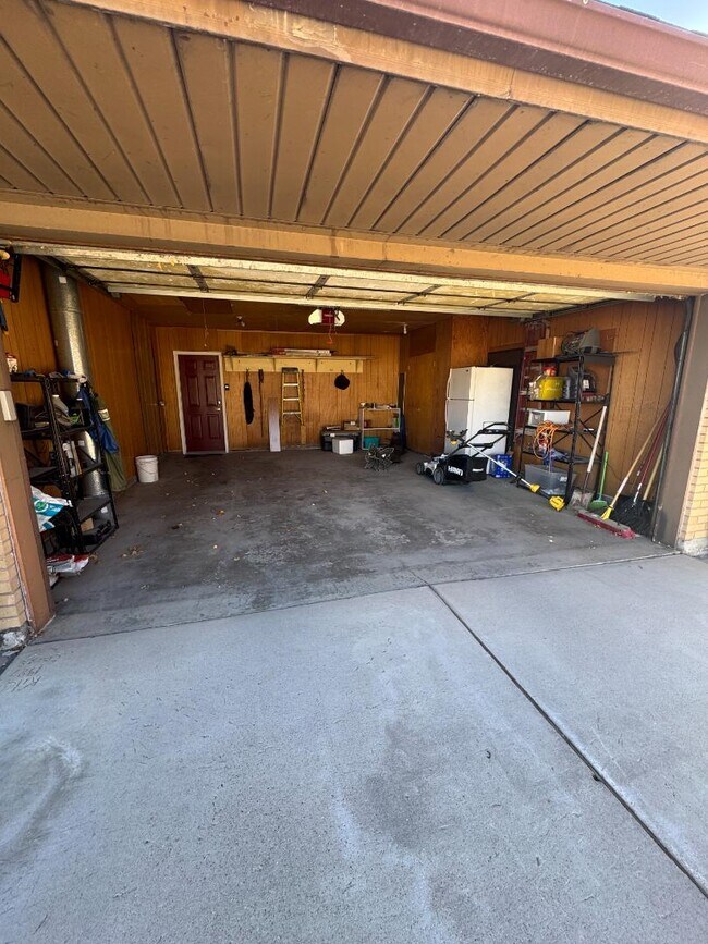 Building Photo - 822 Moose St