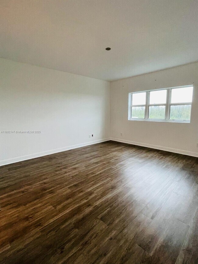 Building Photo - 14951 Royal Oaks Ln