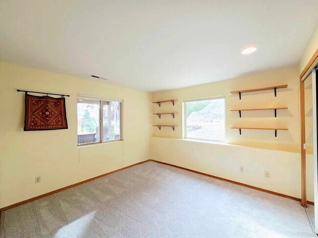 Building Photo - Gorgeous 4 Bed, 3 Bath Home w/ STUNNING RIVER FRONT VIEWS!!