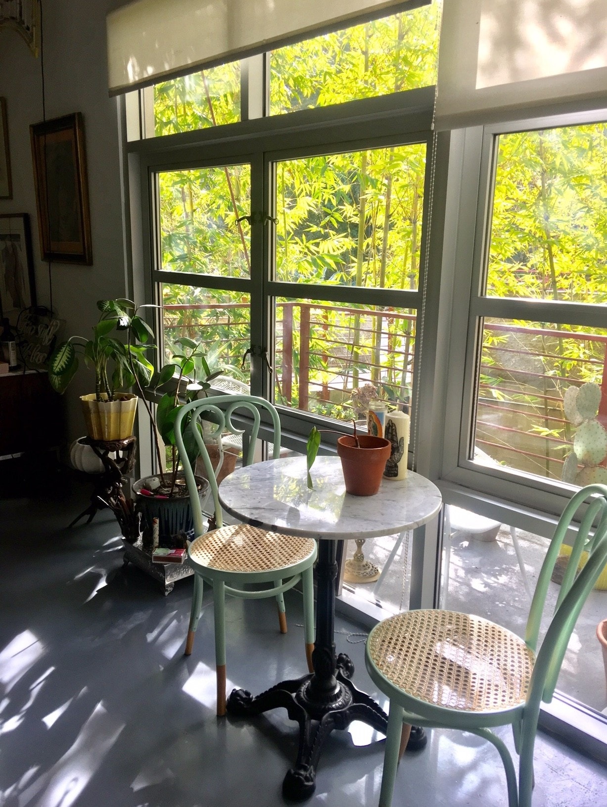 lots of natural light - 1010 Sycamore Ave