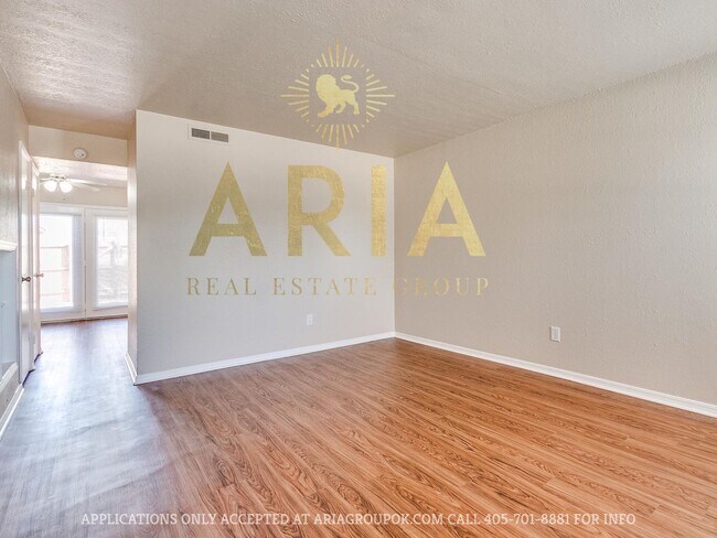 Building Photo - Spacious 2 Bed/1.5 Bath Townhouse in East ...