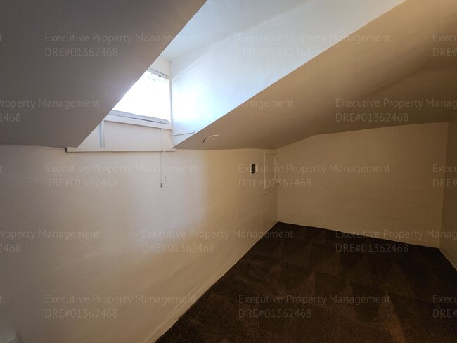 Building Photo - Move in ready. 3 bedrooms/ 1.5 bath, yard,...