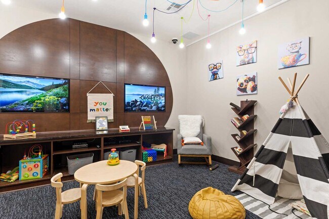 Building Photo - 1755 Cres Plz Dr