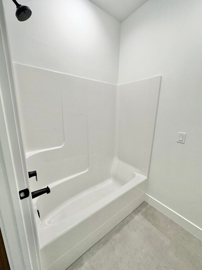 Building Photo - PET FRIENDLY!! HURRICANE TOWNHOME! END UNIT!