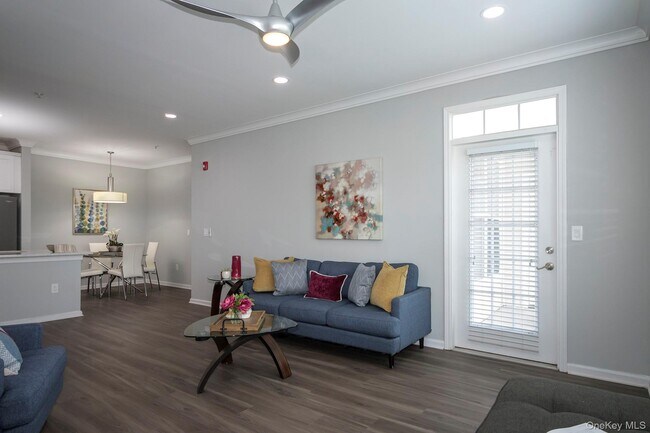 Building Photo - 422 Charles Pond Dr