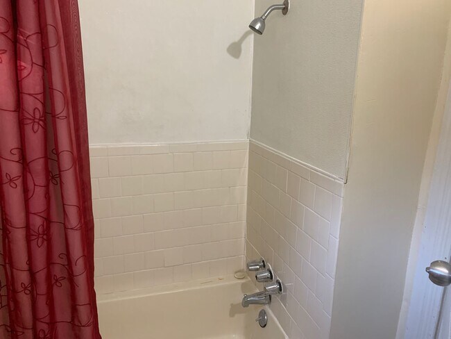 Building Photo - 3 bedroom ranch