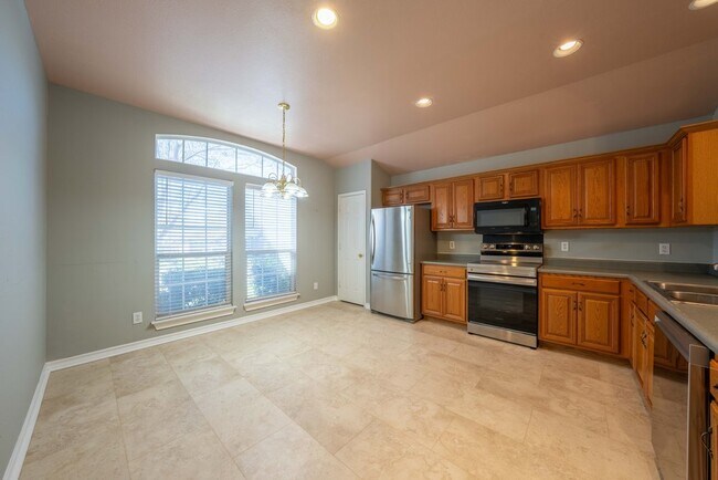 Building Photo - 1435 Bluff Forest