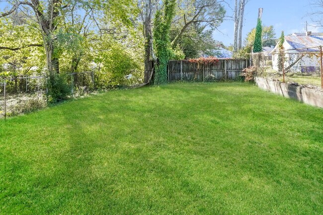 Building Photo - Charming 2-Bed, 1 Bath home with central HVAC and a Large Back yard!