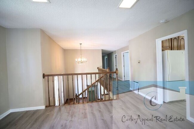 Building Photo - Beautifully renovated 4-bedroom 3 bath hom...