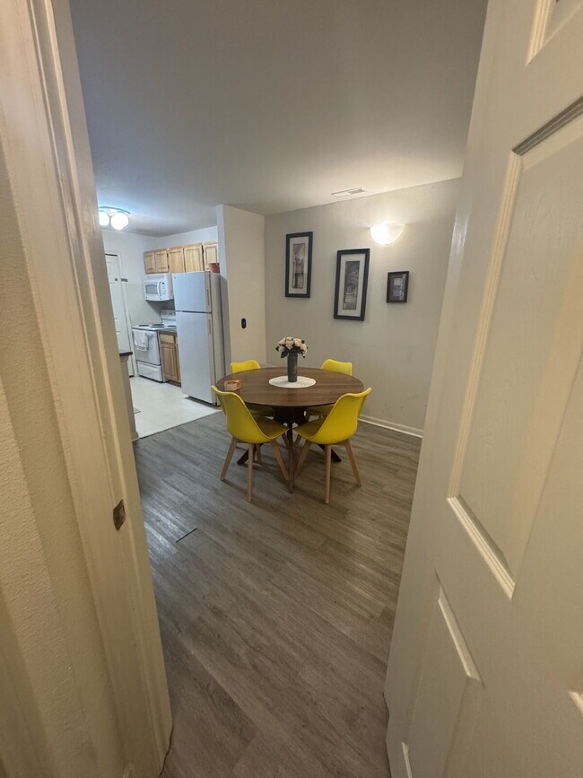 Building Photo - Fenton Fully-Furnished 2-Bedroom Apartment Available!