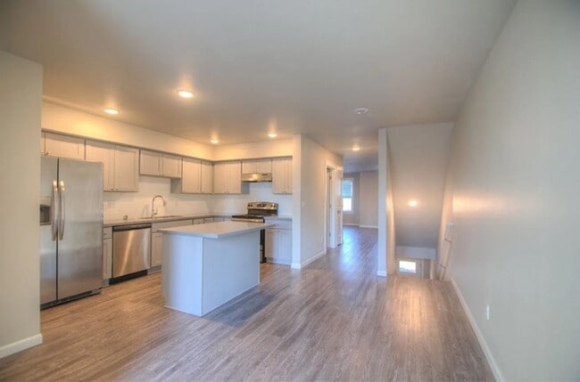 Building Photo - 607 NE 92nd Ave