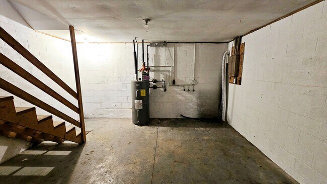 Building Photo - 851 Forest Dr