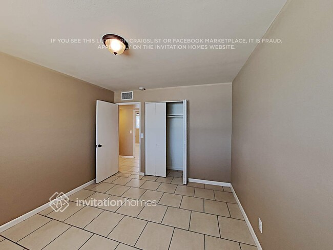 Building Photo - 3433 W Paradise Dr