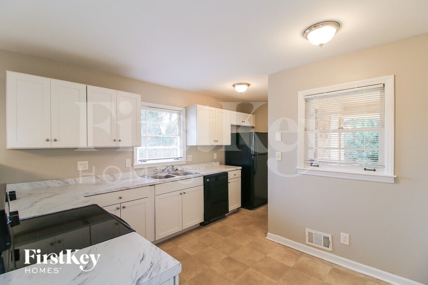 Building Photo - 2672 Lilac Dr