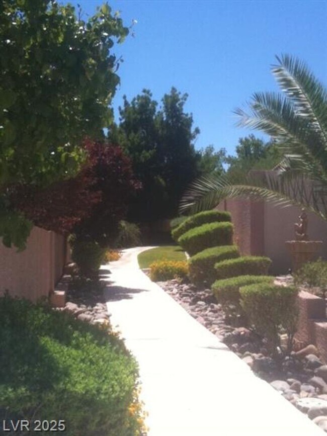 Building Photo - WONDERFUL SINGLE STORY 3 BED 2 BATH HOME I...
