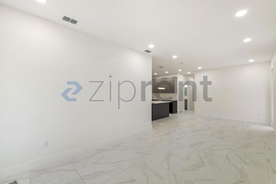 Building Photo - Unit B