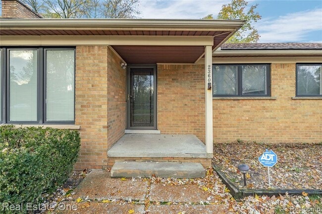 Building Photo - 2360 Pine View Dr