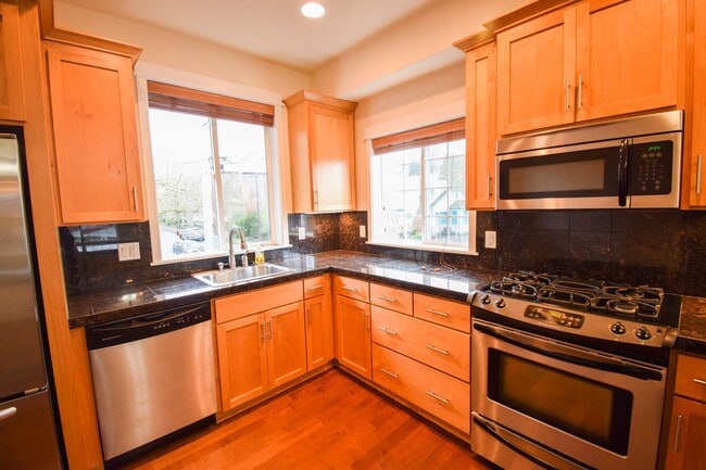 Building Photo - Beautiful Condo In the Heart of Beaverton!