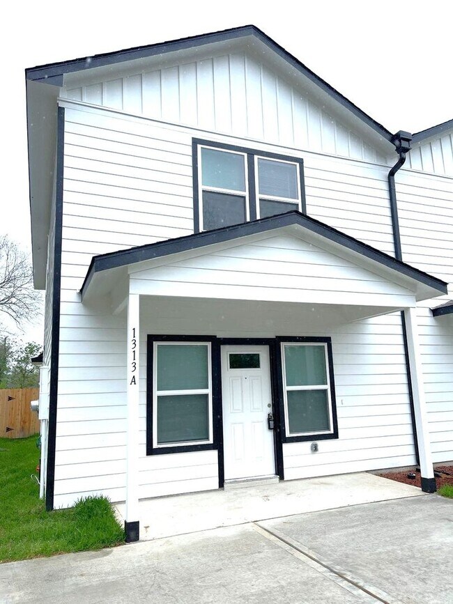 Building Photo - 1313 Ellington St