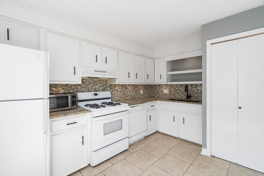 Under cabinet lighting with granite counters - 223 E Division St