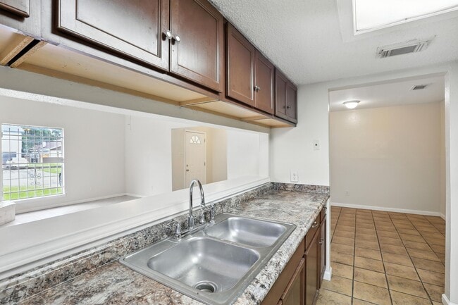 Building Photo - 8611 Valley Ledge Dr