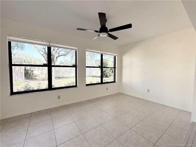 Building Photo - 3012 SW Mariposa Cir