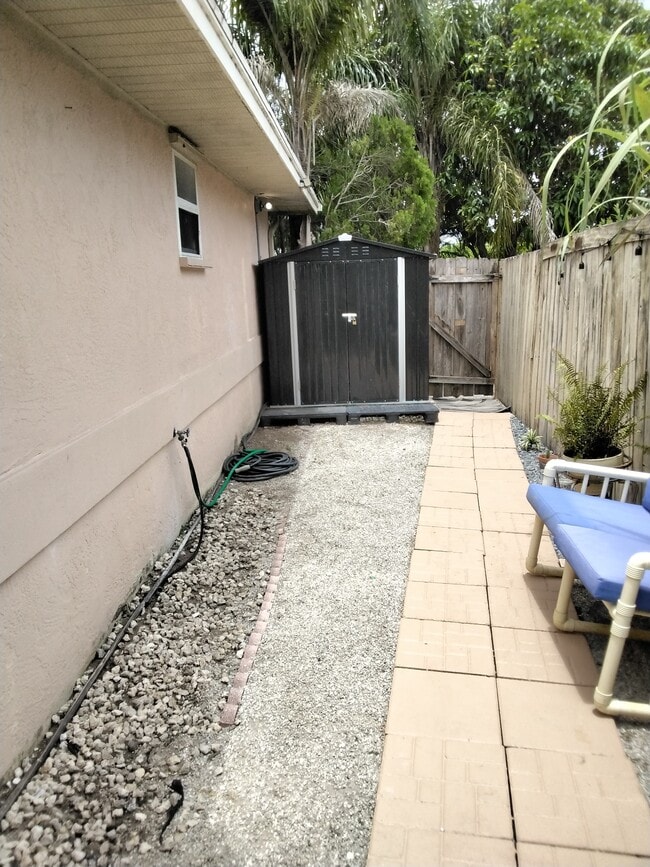 Building Photo - 118 SW Fairway Ave