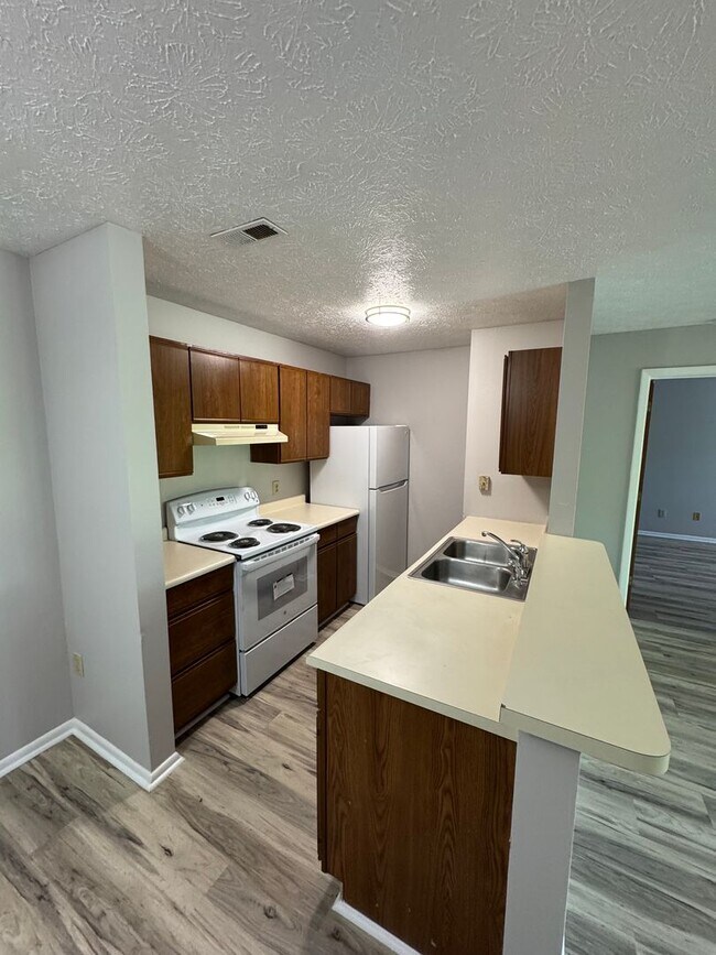 Building Photo - 2 bedroom condo available!