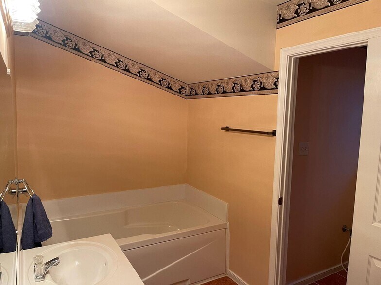 Building Photo - 1300 Lomond Dr