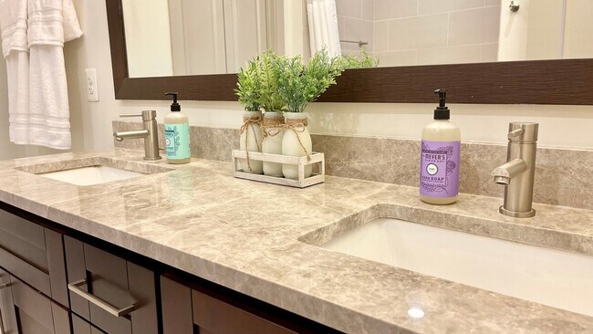 Building Photo - 7480 Carriage Hills Dr