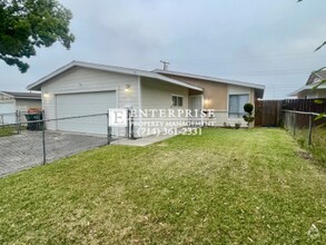 Building Photo - Spacious 4 bed, 3 bath Home featuring TWO ...