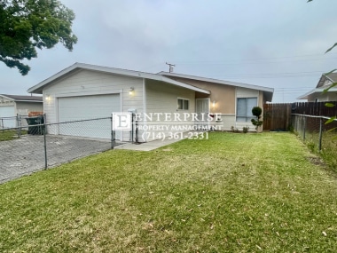 Primary Photo - Spacious 4 bed, 3 bath Home featuring TWO ...