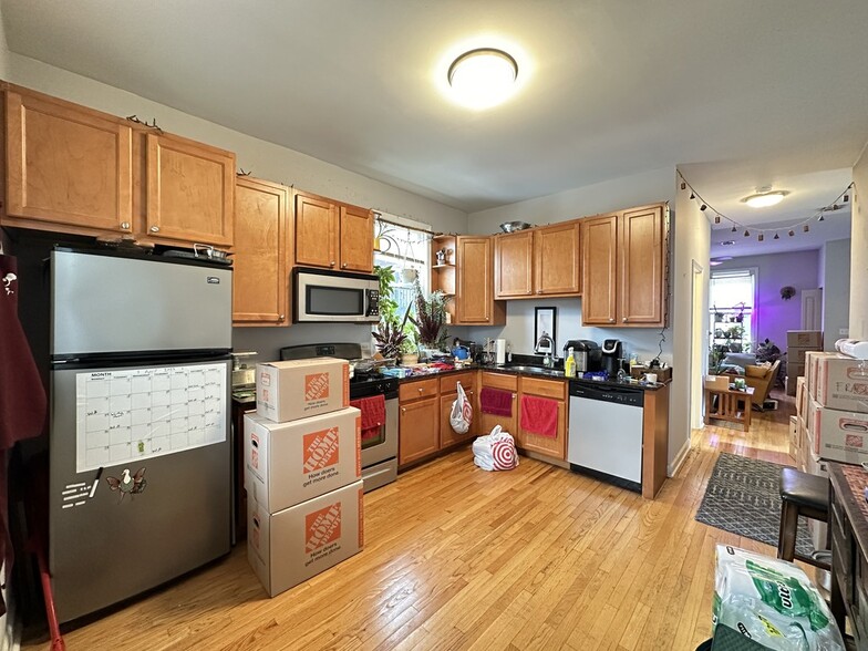 Building Photo - 852 W Buckingham Pl