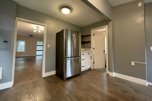 Building Photo - Cute Portsmouth Home with Sunroom, Fenced ...