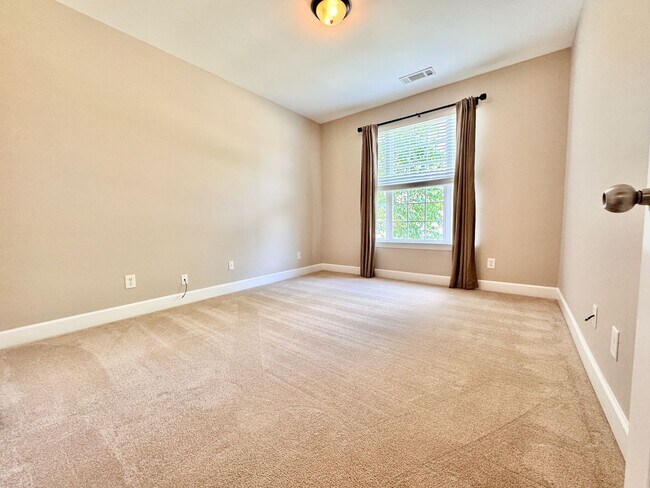 Building Photo - 3 Bedroom, 3 Bathroom Home w/ 2 Car Garage and Fence Backyard