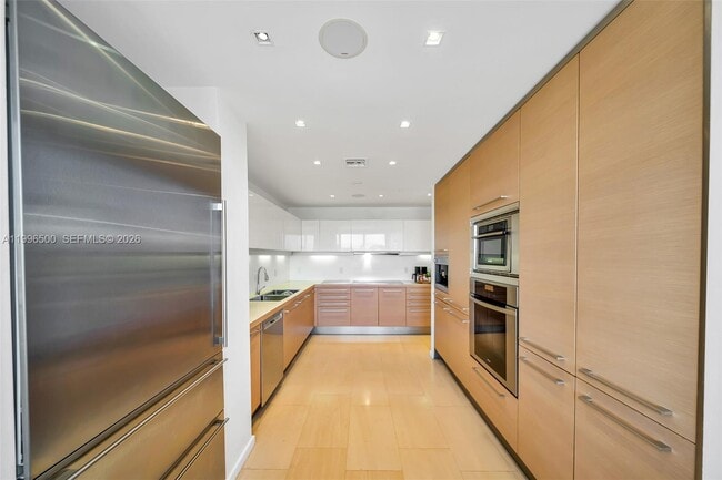 Building Photo - 151 Crandon Blvd