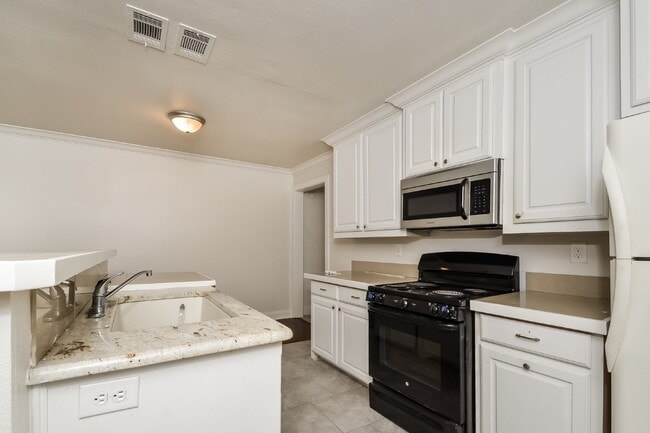 Building Photo - "Charming 2-Bedroom, 2-Bath Duplex in Prime Sherman Location – Your Perfect Home Awaits at 814 W....