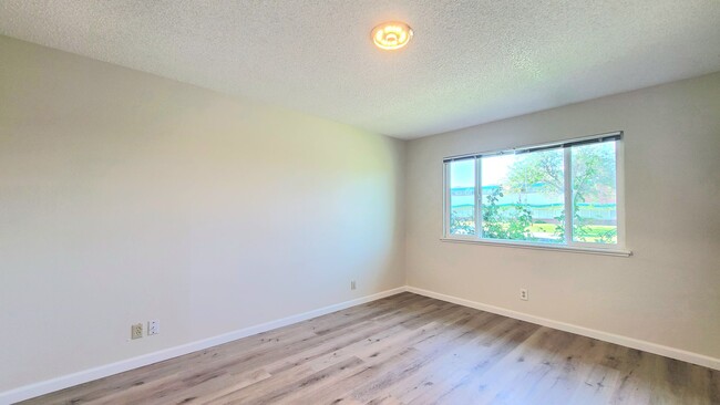 Building Photo - 2BD / 1BTH 1 STORY UNIT AVAILABLE W/ GARAGE!