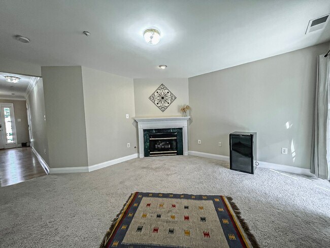 Building Photo - Lovely Tri-Level 3 Bedroom 2 Bathroom And ...