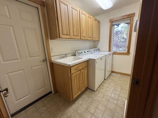 Building Photo - West Side location with amazing mountain views
